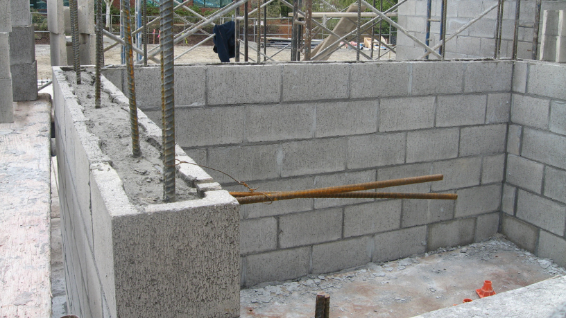 Valderci Malagosini Machado explica como a aplicação adequada de reforços e graute nos pontos críticos é essencial para prevenir fissuras frequentes.